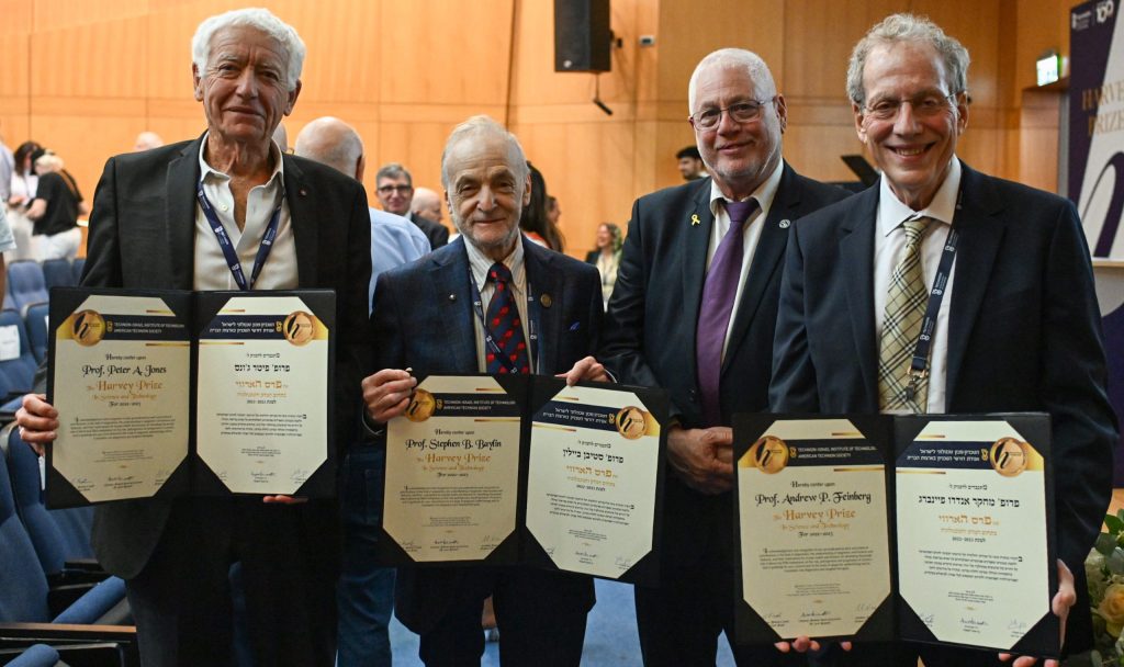 מימין לשמאל: פרופ' אנדרו פיינברג, פרופ' אורי סיון, פרופ' סטיבן ביילין ופרופ' פיטר ג'ונס