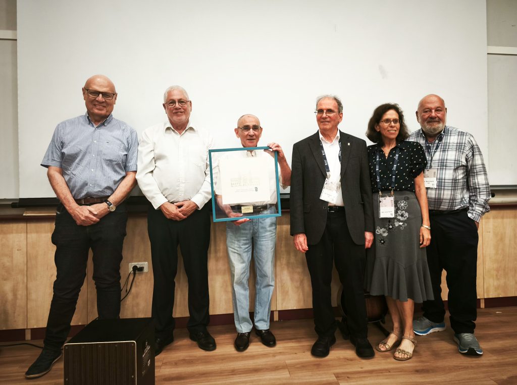 מימין לשמאל : בארי, שרה ומירון הכט, יואל קרסו, נשיא הטכניון פרופ’ אורי סיון ואיציק וייץ.