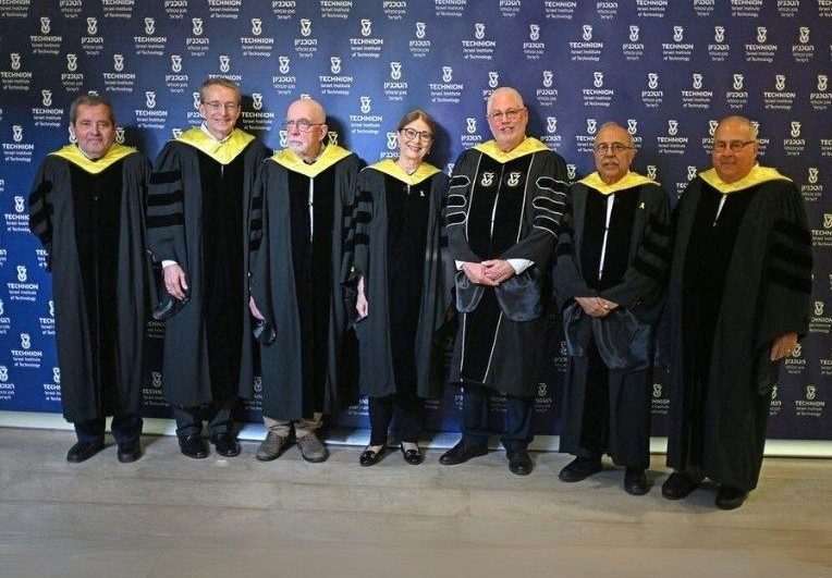 נשיא הטכניון פרופ' סיון עם מקבלי התואר דוקטור לשם כבוד לשנת 2025. מימין לשמאל: בנט רכלר, רפיק חלבי, נשיא הטכניון פרופ' אורי סיון, השופטת אסתר חיות, פרופ' מוריס הרליהי, פטריק גלסינגר ומרק המון