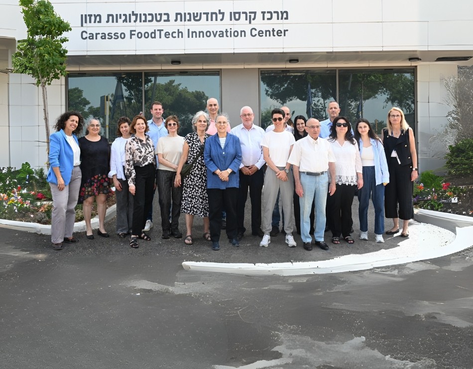 משפחת קרסו עם נשיא הטכניון פרופ' אורי סיון (במרכז) ודיקנית הפקולטה להנדסת ביוטכנולוגיה ומזון פרופ' אסתי סגל (מימין) על רקע הבניין החדש.