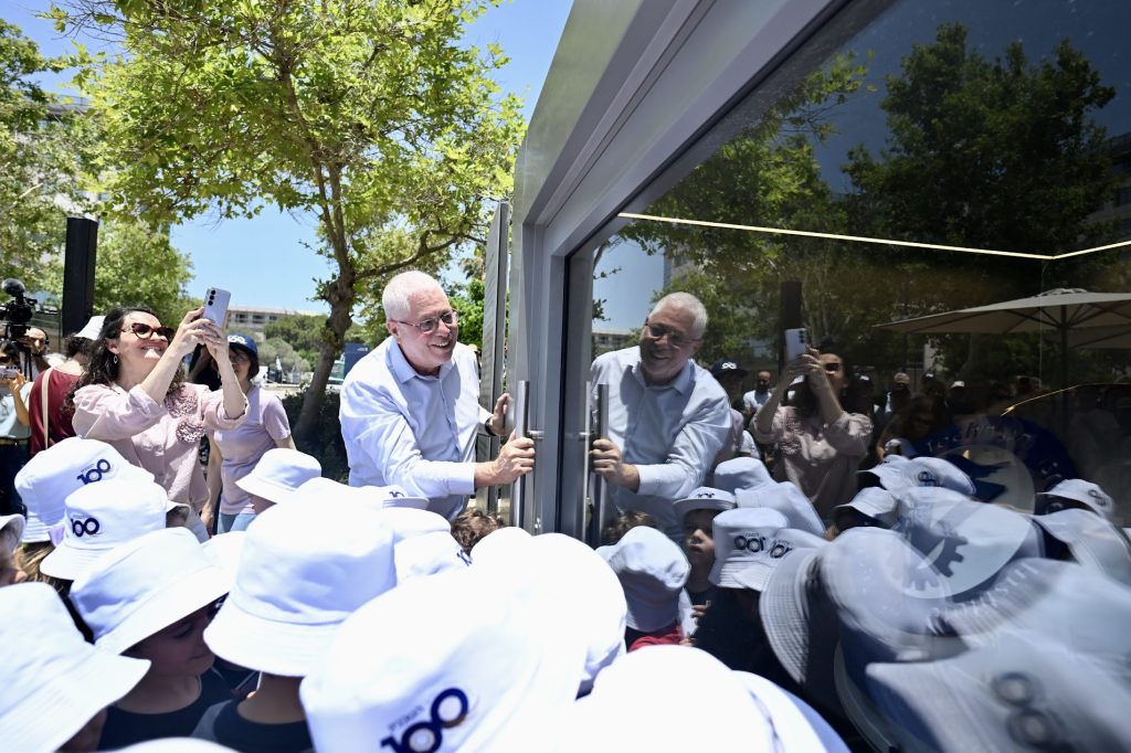 נשיא הטכניון פרופ' אורי סיון סוגר את קפסולת הזמן למאה השנים הבאות.
