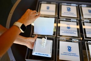 כמה מהפריטים שהוכנסו לקפסולה.