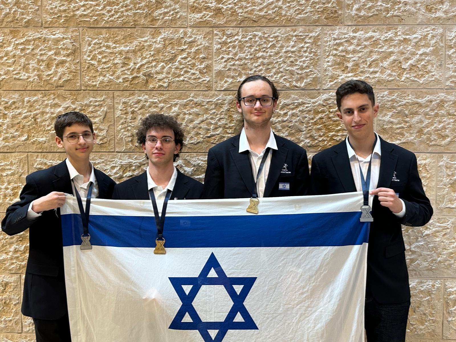 בתמונה מימין לשמאל: עומר זכריה בן עמי, איתמר בן שמואל, יונתן גונטמכר , יהונדב מרינברג קרדיט: משרד החינוך ומרכז מדעני העתיד