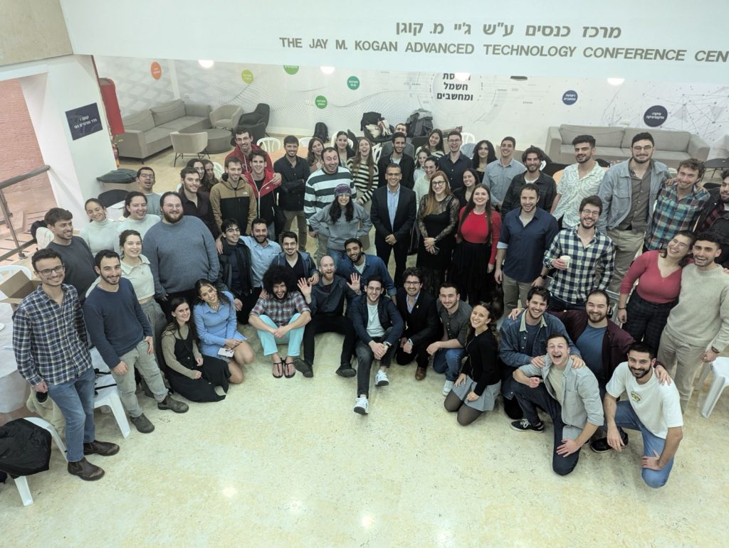 סטודנטים וסטודנטיות בתוכנית המצוינים בטכניון. במרכז פרופ' איתן יעקובי העומד בראש התוכנית