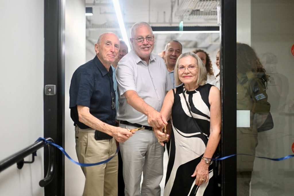 מימין לשמאל: אפרת פינברג, דיקן הפקולטה לרפואה פרופ' עמי אהרונהיים, נשיא הטכניון פרופ' אורי סיון ופרופ' ג'ון פינברג 