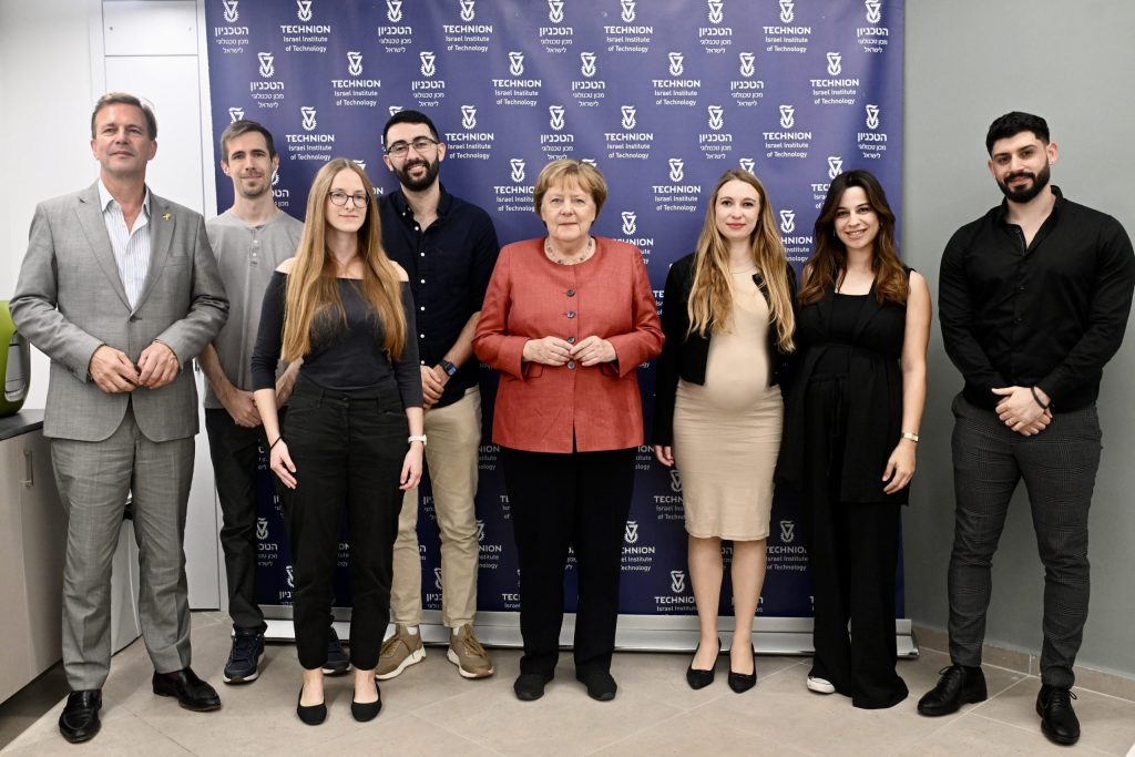 קנצלרית גרמניה לשעבר ד"ר אנגלה מרקל ושגריר גרמניה בישראל סטפן זייברט עם סטודנטים וסטודנטיות מהטכניון.