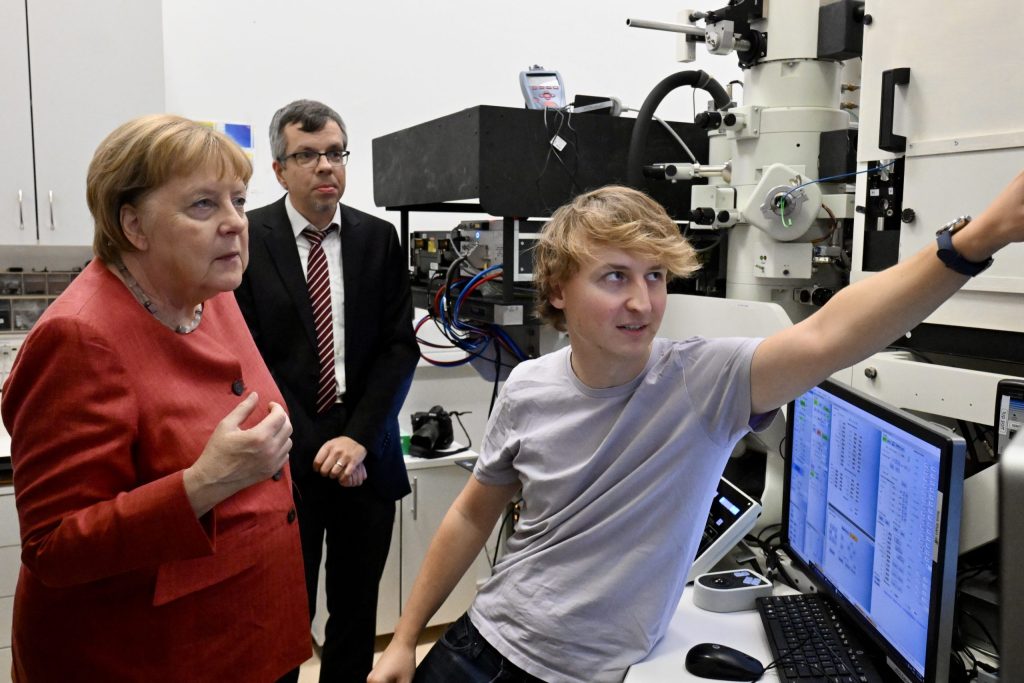 קנצלרית גרמניה לשעבר ד"ר אנגלה מרקל צופה במיקרוסקופ שפותח במעבדתו של פרופ' עדו קמינר.