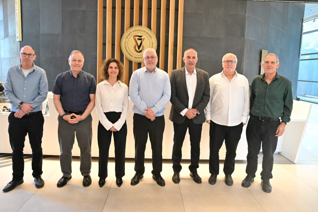 1.מימין לשמאל: פרופ' דני רז, פרופ' דודי שוורץ, פרופ' עמי מויאל, פרופ' אורי סיון, ד"ר מאיה לוגסי בן חמו, ד"ר רפי אבירם, פרופ' עודד רבינוביץ'.