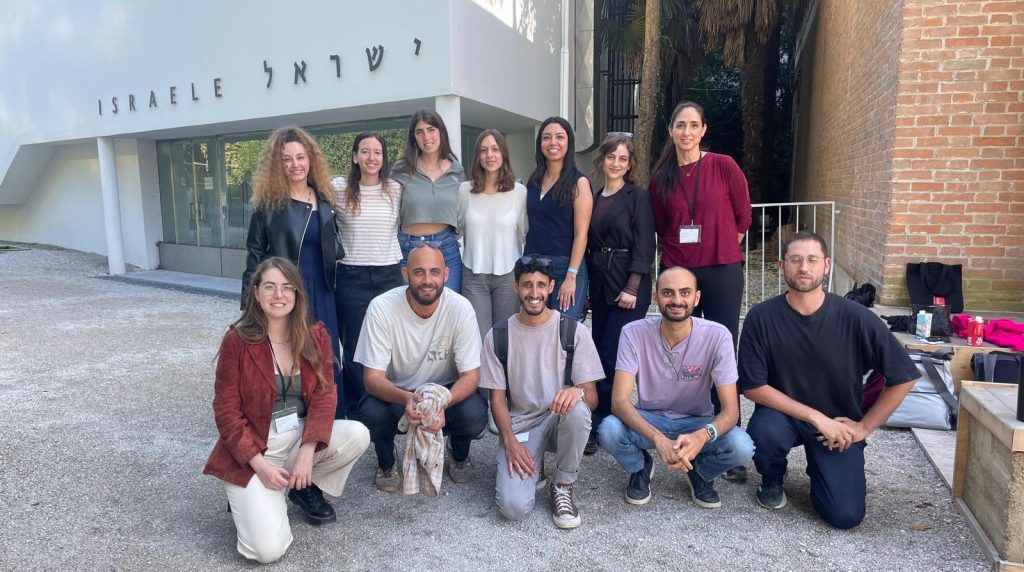 2. תמונה קבוצתית של הסטודנטים בביאנלה בוונציה.