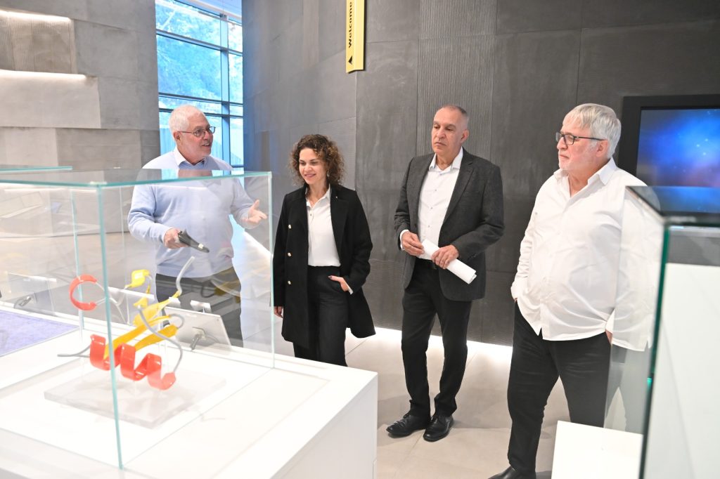 3. סיור בתערוכת המייצגים במרכז המבקרים ע"ש פולק. מימין לשמאל – פרופ' דודי שוורץ, פרופ' עמי מויאל, ד"ר מאיה לוגסי בן חמו ופרופ' אורי סיון.