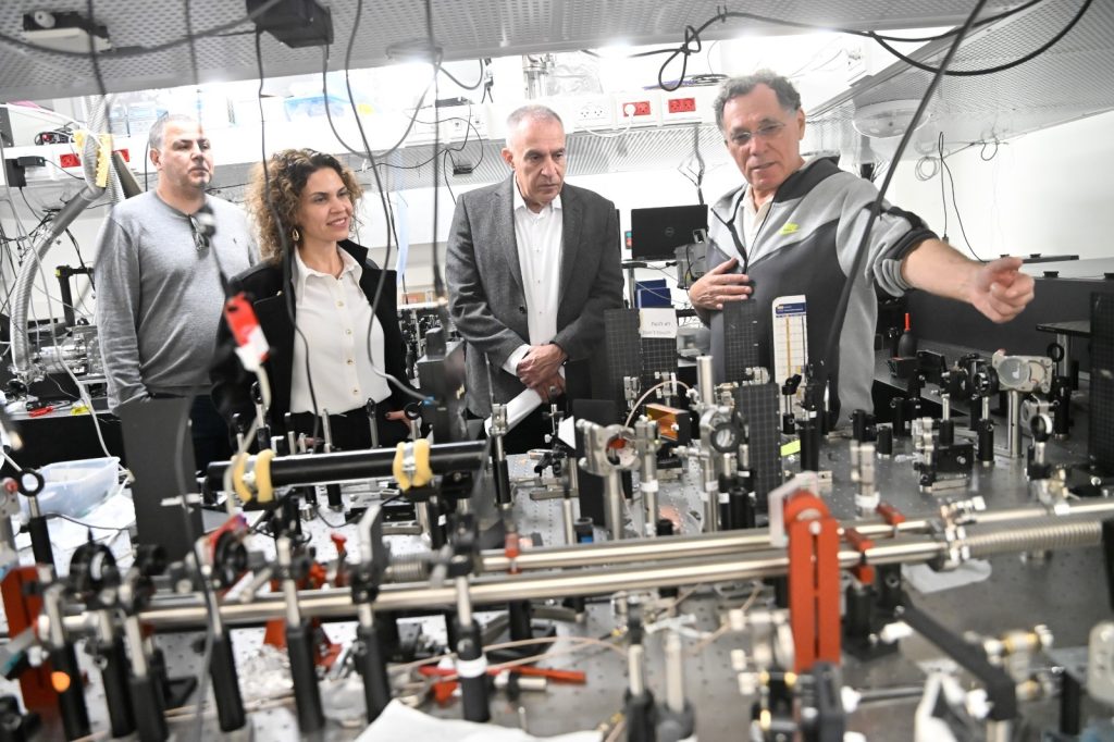 4.סיור במעבדתו של פרופ'-מחקר מוטי שגב. מימין לשמאל : פרופ' מחקר שגב, פרופ' עמי מויאל, ד"ר מאיה לוגסי בן חמו וסמנכ"ל תקצוב ות"ת יניב כהן-שבתאי