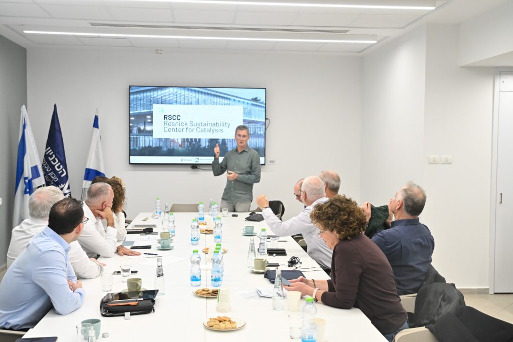 5.פרופ' מחקר אילן מרק מציג בפני חברות וחברי מל"ג/ות"ת