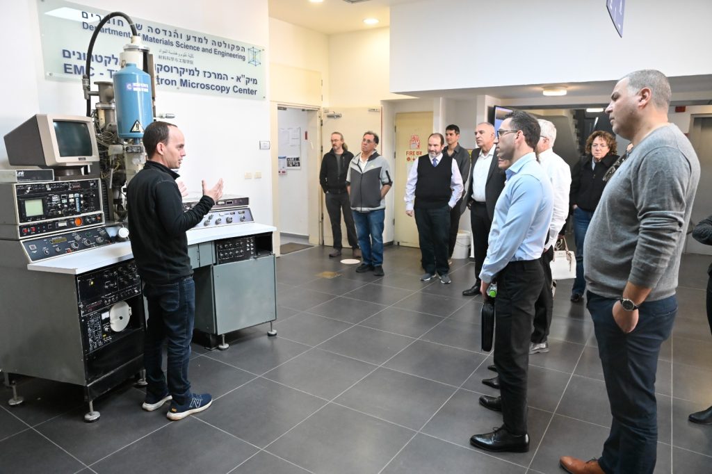 7.חברות וחברי הנהלת המל"ג/ות"ת בסיור במרכז למיקרוסקופיית אלקטרונים.