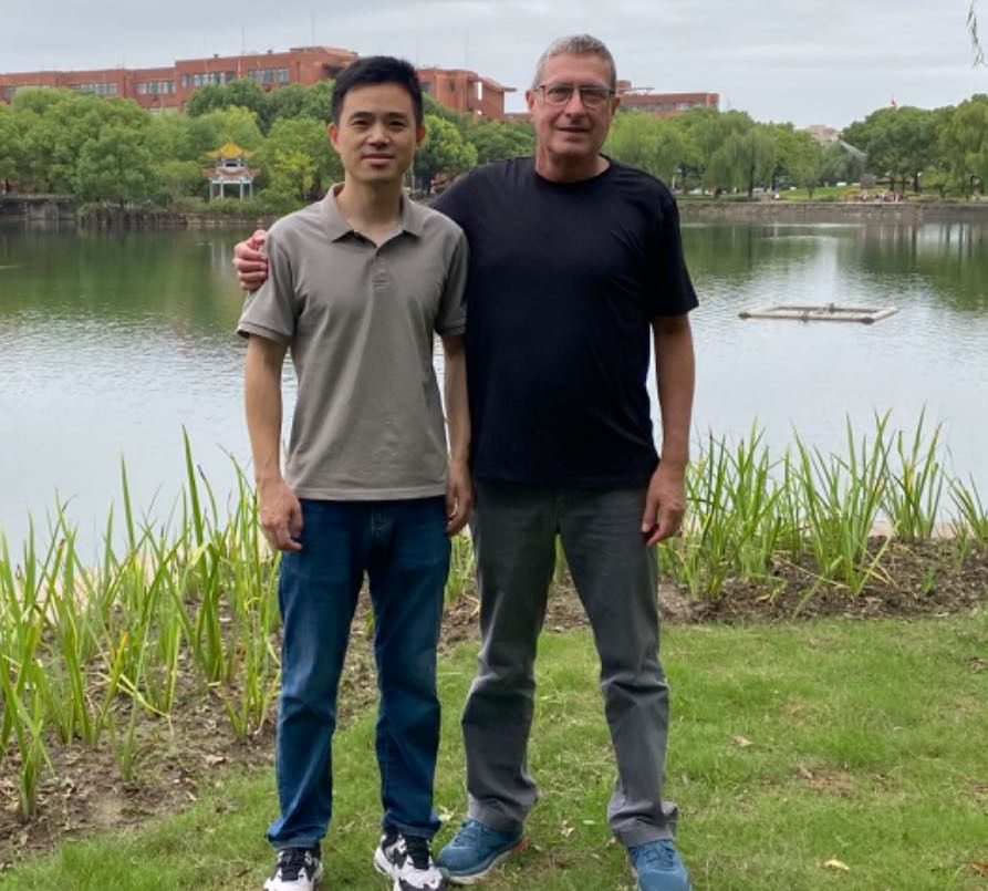 פרופ' ארז חסמן (מימין) ופרופ' בו וואנג