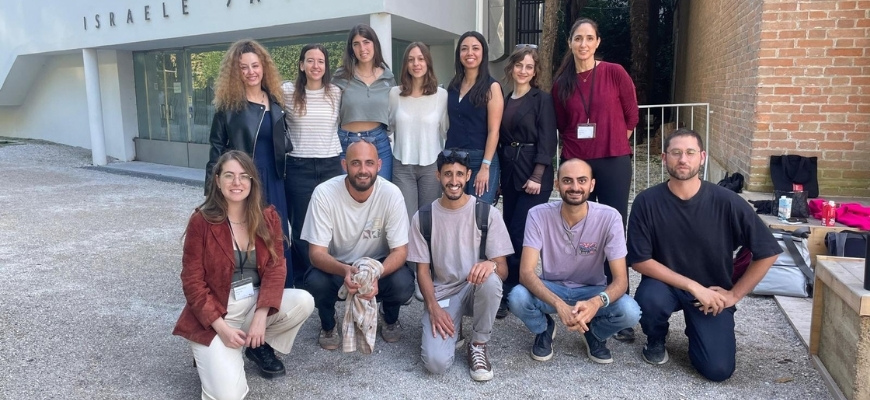 תמונה קבוצתית של הסטודנטים בביאנלה בוונציה.