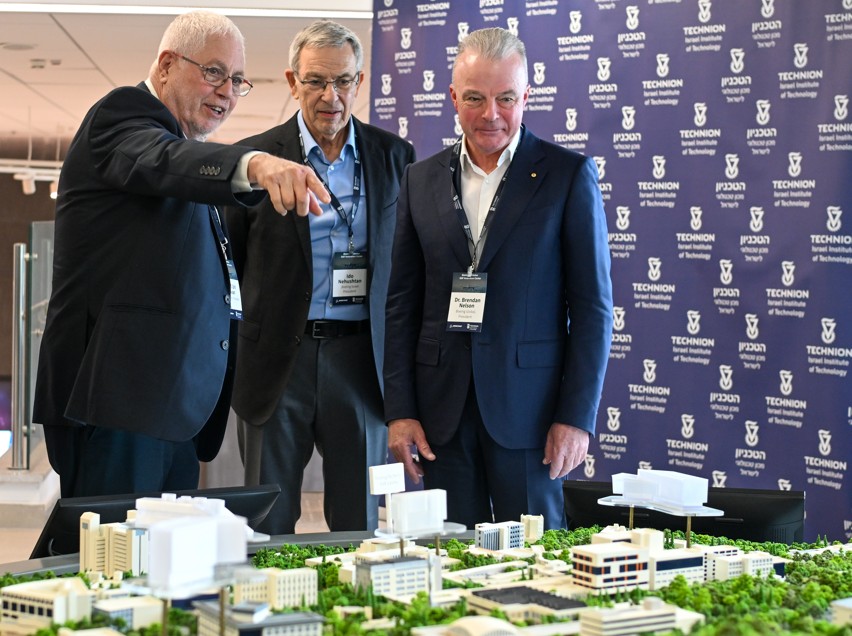 1.מימין לשמאל: נשיא Boeing Global ד"ר ברנדון נלסון, נשיא בואינג ישראל אלוף (מיל') עידו נחושתן ונשיא הטכניון פרופ' אורי סיון ליד מודל הקמפוס