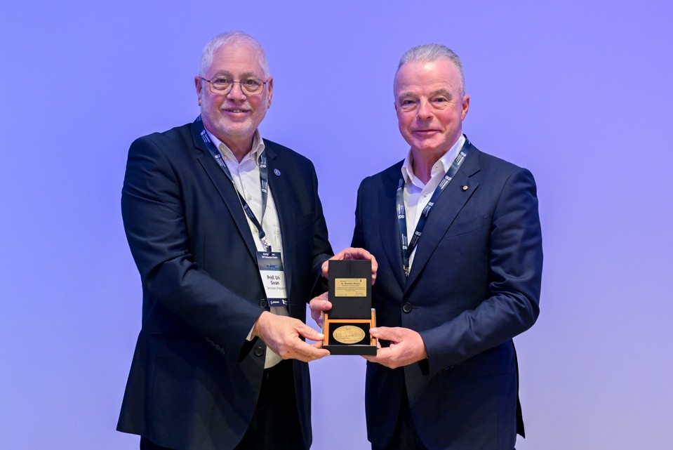 2.נשיא הטכניון העניק לד"ר נלסון תבליט ברונזה של בניין הטכניון ההיסטורי בהדר