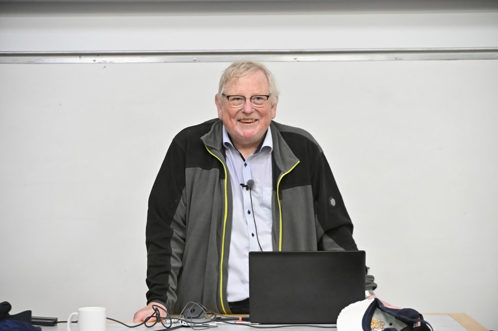 3.פרופ' גנצל מרצה בפקולטה לפיזיקה בטכניון