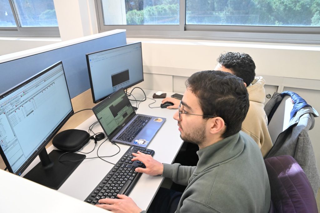 3.סטודנטים במעבדה החדשה