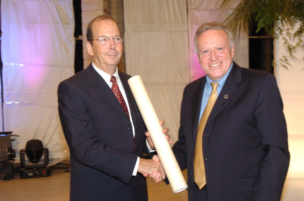 2.פרופ' מחקר יצחק אפלויג, נשיא הטכניון לשעבר (מימין) מעניק לדן וילנסקי את תעודת עמית כבוד מהטכניון, 2005.