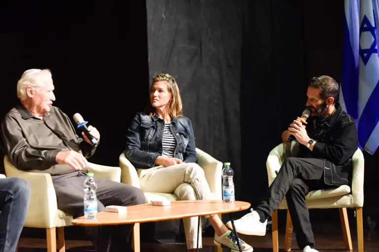 רפי נוה (משמאל) ויעל לוי (במרכז)