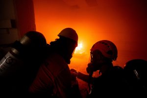 צוותי כיבוי אש מתרגלים