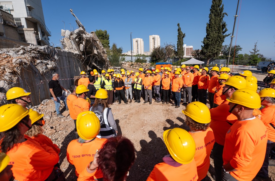 2.צוותי החירום מתכנסים באתר ההרס.