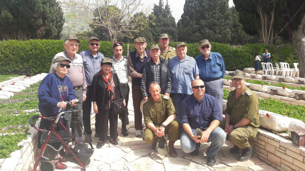 4.עם ותיקי גדוד 22 תש"ח לצד מפקדים ולוחמי כרמלי היום, עם מח"ט כרמלי לשעבר תא"ל ארז אלקבץ