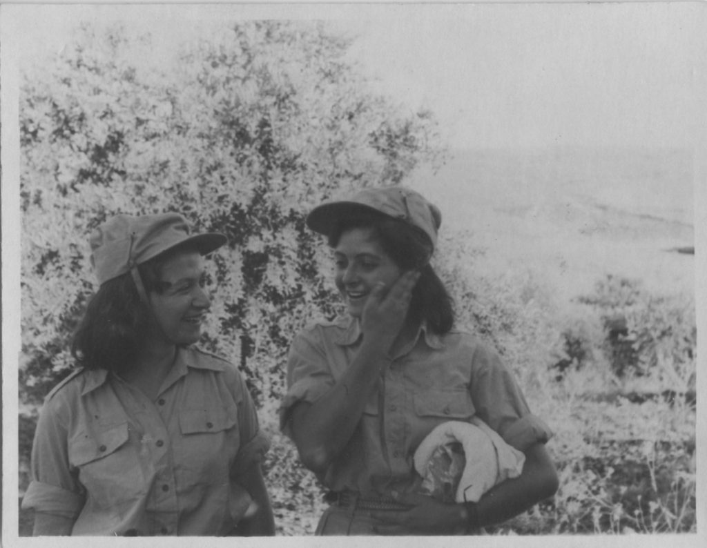 עם חברתה מיתה זכאי, שלמדה איתה אדריכלות בטכניון