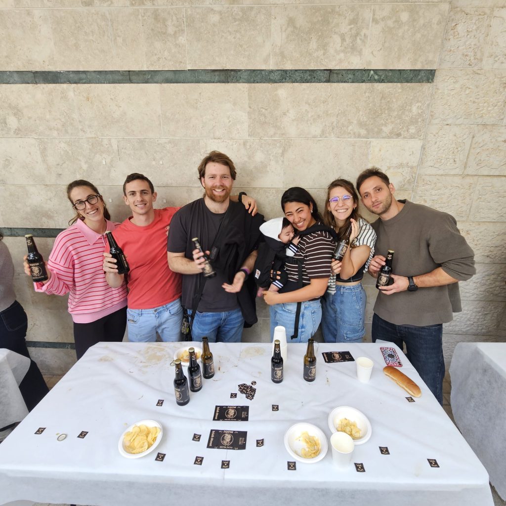 3.חברות וחברי קבוצת הבירה המנצחת – "אהובה".