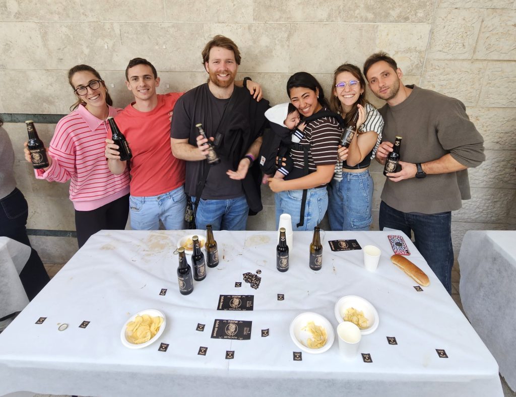 3. חברות וחברי קבוצת הבירה המנצחת – "אהובה".