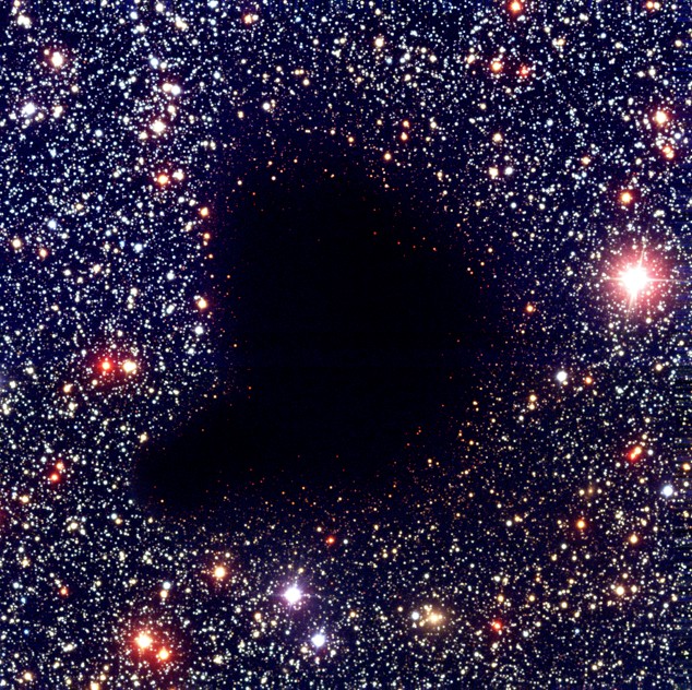 3.הערפילית ברנרד 68 הממוקמת בקבוצת אויפיוקוס, מרחק של 400 שנות אור מכדור הארץ. באמצעות טלסקופ החלל ג׳יימס ווב מדדו ד"ר ביאלי וקבוצתו לראשונה את האותות הנפלטים מערפילית זאת כתוצאה מעירור המימן המולקולרי על ידי קרניים קוסמיות. באדיבות European Southern Observatory (ESO)