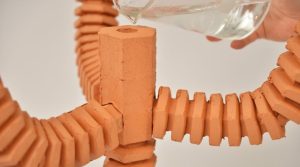 2. מילוי מים במערכת הקירור. צילום: חיים זינגר