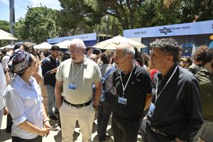 נשיא הטכניון פרופ' אורי סיוון בסיור בכנס