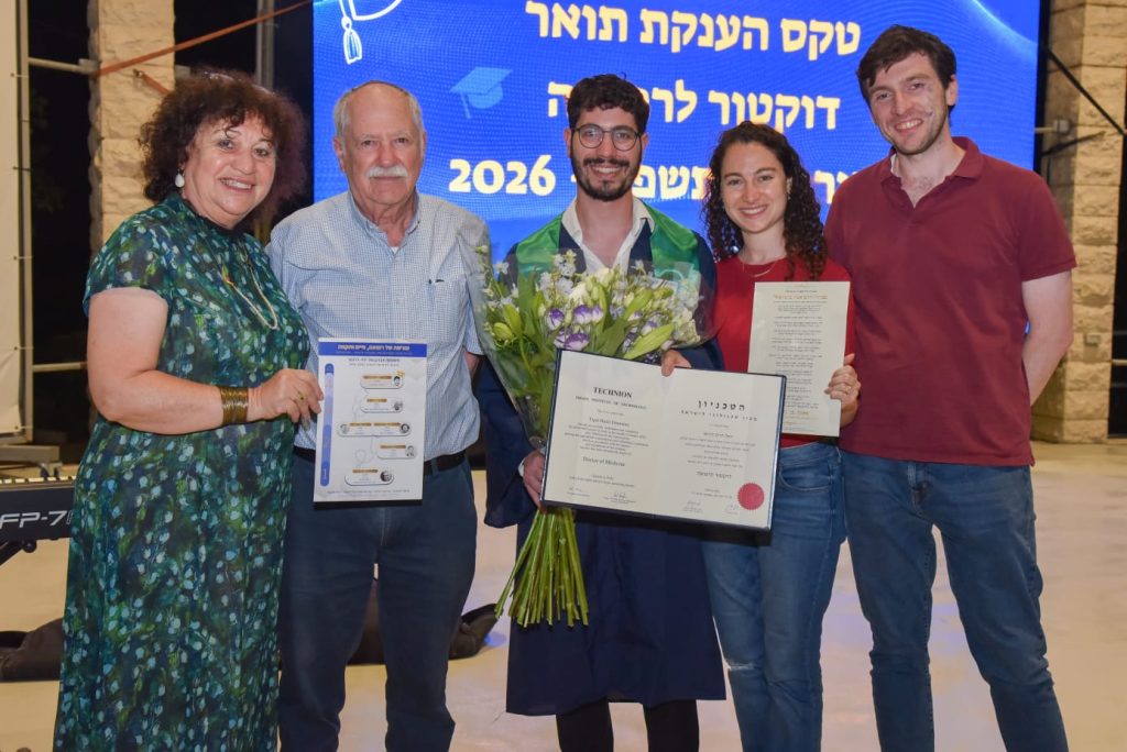 משמאל: רחל, דב, יגאל, אחותו ובעלה