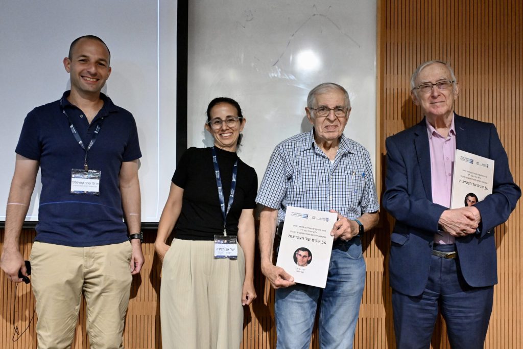 מימין לשמאל: פרופ' אסא כשר, יורם אור חן, יעל אבוחצירה - מארגנת האירוע ומהנדסת המעבדה לחקר רשתות ביולוגיות, ודיקן הפקולטה פרופ' שחר קוטינסקי
