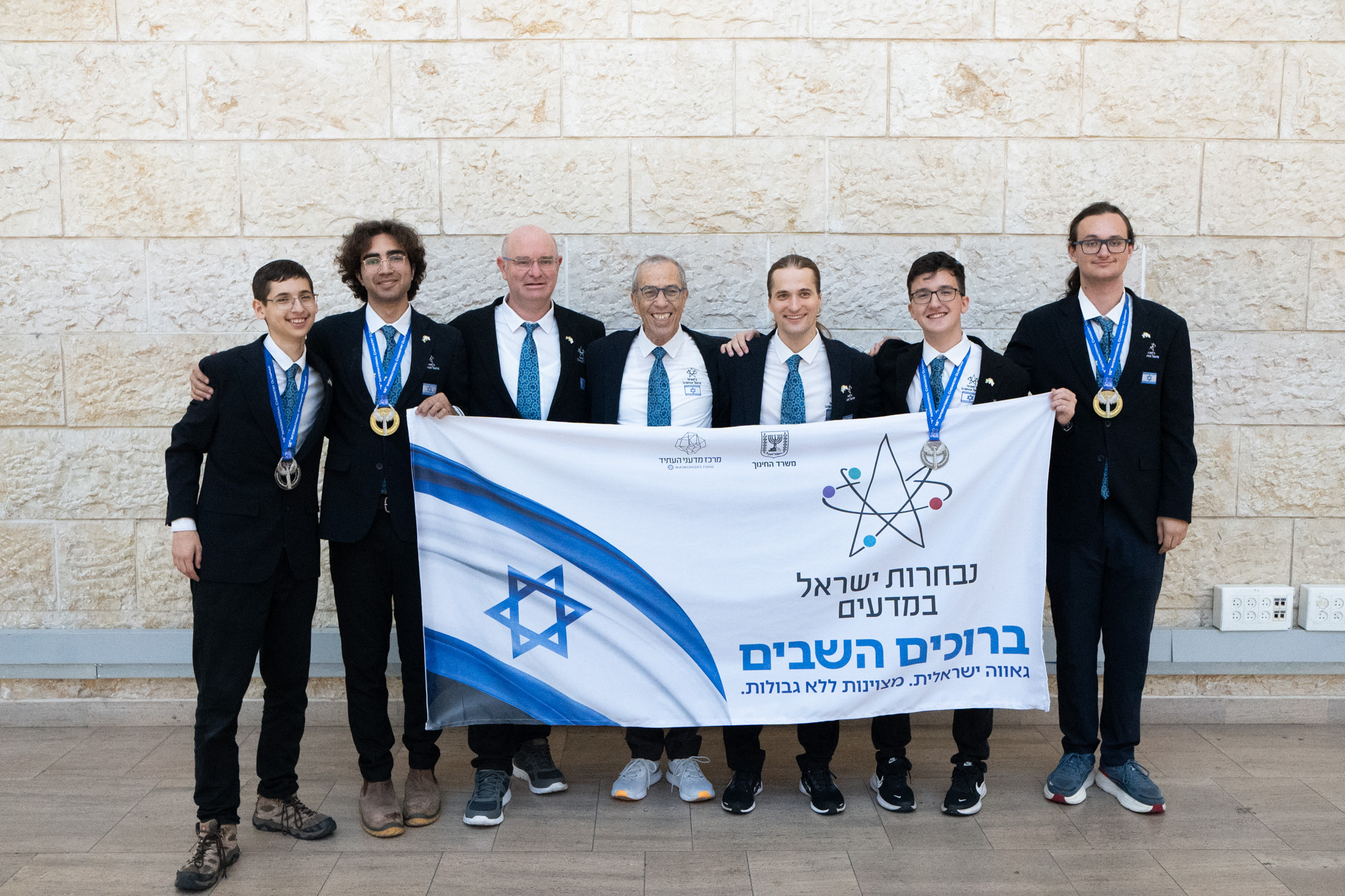 בתמונה, מימין לשמאל: איתמר בן שמואל, דניאל גרנובסקי, ד"ר יורי אנדרייב, פרופ' זאב גרוס, ד"ר אייל ברנע, יוגב כהן בן זקן, יוגב כהן בן זקן ויהונדב מרינברגצילום: משרד החינוך ומרכז מדעני העתיד