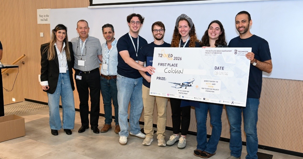 בתמונה, מימין לשמאל: חמשת חברי צוות Colokal שזכה במקום הראשון, ד"ר ליאור לב-טוב, דיקן הפקולטה פרופ' עמי אהרונהיים וסטפני שניאור, ראש תחום אירועים ויחסי ציבור בפקולטה