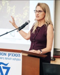 דיקנית הפקולטה פרופ' אסתי סגל