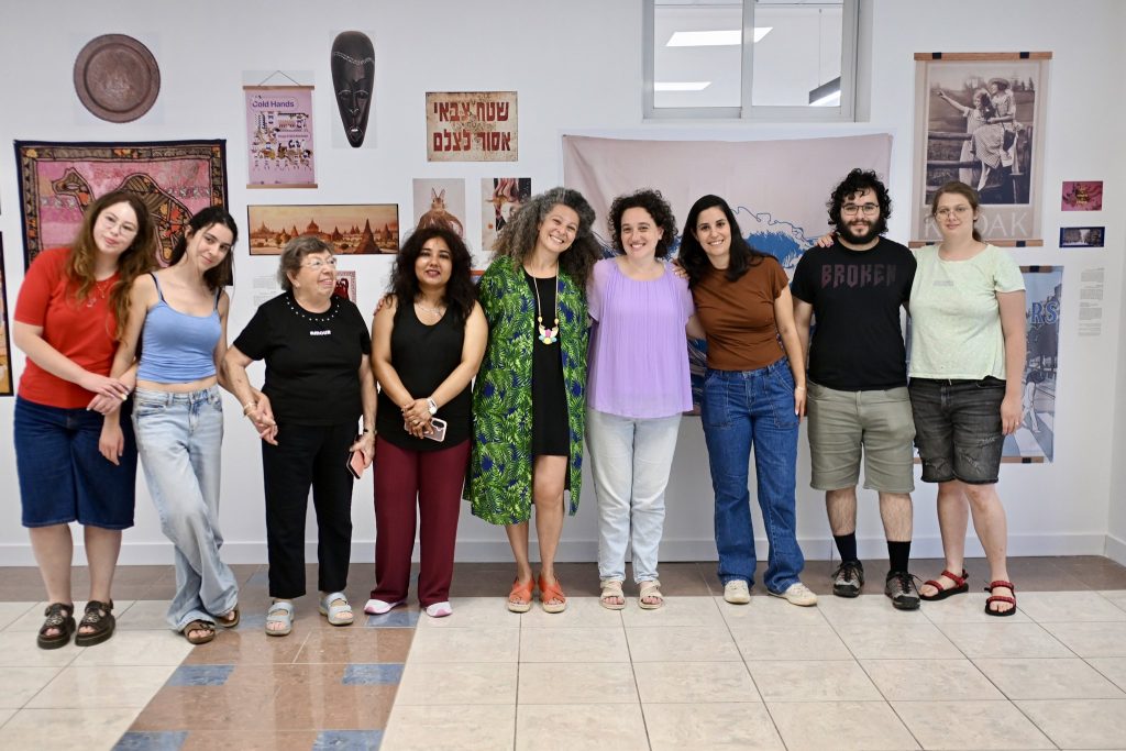 The students participating in the exhibition, with curator Valeria Geselev (in green), curatorial assistant Shir Rosenblum-Man (in purple), and photographer Tair Zargari (in brown)