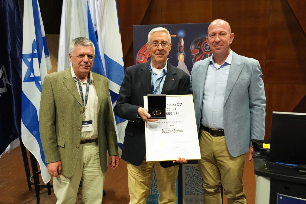 דיקן הפקולטה פרופ' אלון וולף, פרופ' יצחק עציון עם תעודת הזכייה ופרופ׳ מורל גרופר