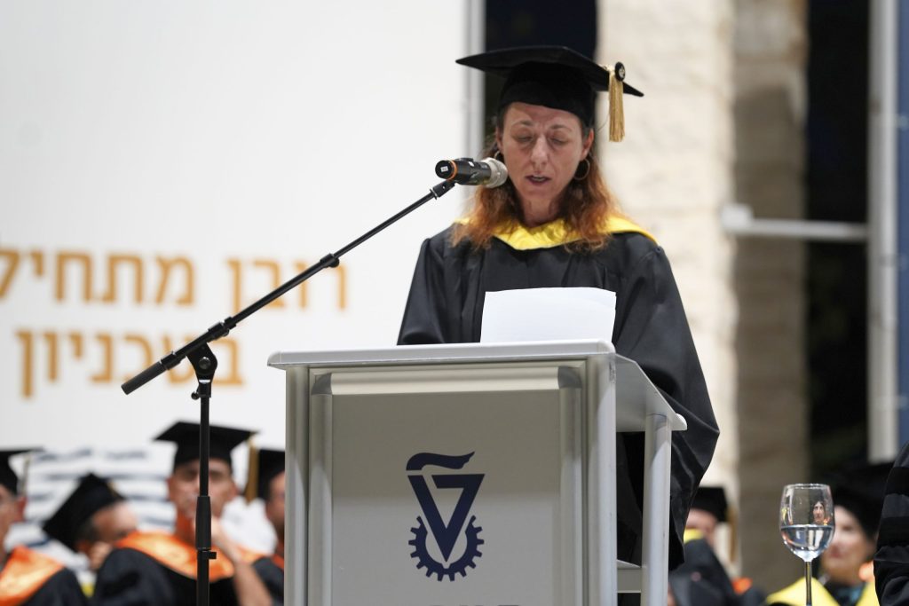ד"ר יעל ארז, שדיברה בטקס בשם הבוגרים