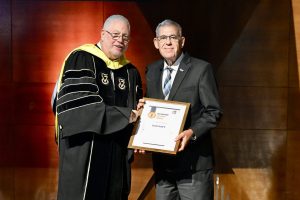 בועז לוי מקבל את התעודה והמדליה מידי נשיא הטכניון פרופ' אורי סיון